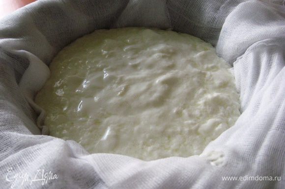 Сыр «лабне» или его иногда называют «лабане». Берем марлю, кладем ее в дуршлаг. Йогурт смешиваем с солью. Выкладываем его в марлю, а дуршлаг размещаем над кастрюлей или раковиной. Оставляем на 24 часа.