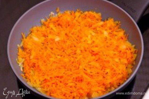 Репчатый лук мелко нарезать, морковь натереть на мелкой терке, половину нормы моркови и лука соеденить и обжарить на растительном масле.