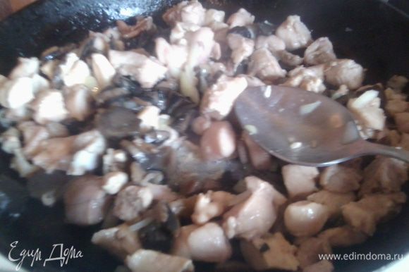 Обжарьте курицу до золотистой корочки,затем добавьте грибы и мелко порезанный лук, соль,перец и специи.Протушите начинку минут 10.
