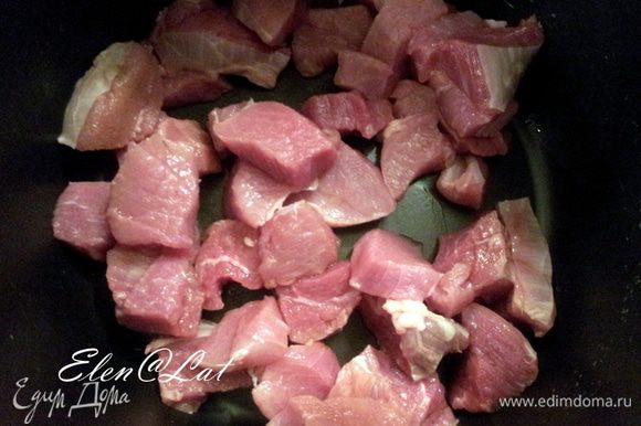 Мясо нарежьте довольно крупно и обжарьте в мультиварке на растительном масле в режиме выпечка 20 минут.