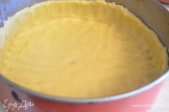 Раскатать тесто в пласт толщиной 0,5 см и перенести его в разъемную форму 24 см, смазанную сливочным маслом.