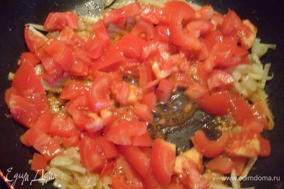 порезать помидор кубиками и добавить к луку и фенхелю. Обжаривать 5 минут.