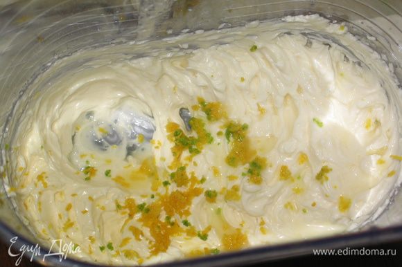 Взбить миксером сыр с сахарной пудрой, добавить цедру и сок лайма или лимона