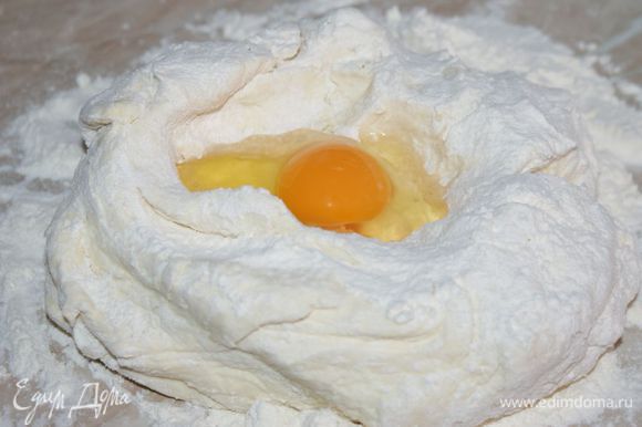 Выложить тесто на стол. Добавить яйцо и оставшийся стакан муки.