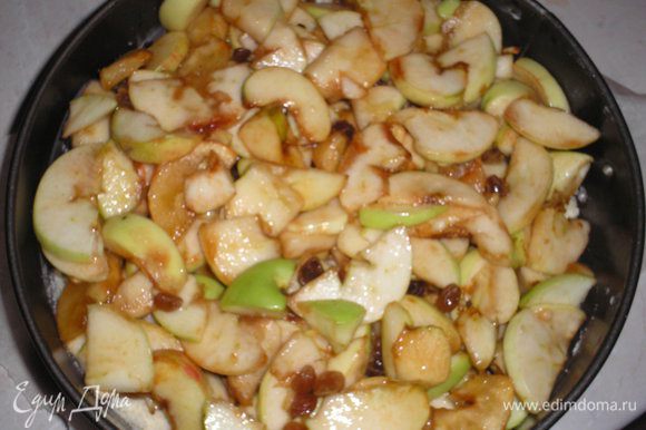 Далее на тесто выкладываем яблоки. Когда яблоки настаивались, образовался сироп, им тоже поливаем яблоки, несколько ложек оставляем.