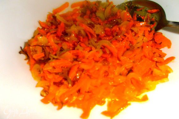 Натираем на крупной тёрке морковь и обжариваем её с нарезанным репчатым луком в растительном масле. Выкладываем в блюдо для салата.