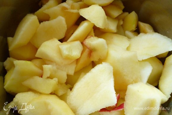 Приготовим яблочное пюре: 5-6 яблок средней величины почистить от кожицы, удалить сердцевину и нарезать кусочками, сложить в кастрюльку, добавить половину стакана воды и тушить на медленном огне до мягкости и до полного испарения жидкости. Охладить.Пюре должно быть густое.