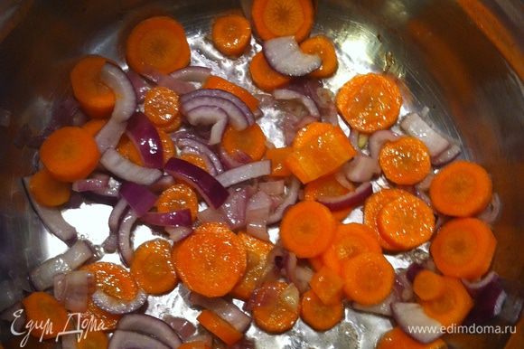 В кастрюлю налить оливкового масла и поджарить лук и морковку