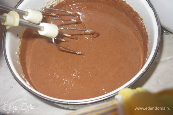 Ввести теплый шоколад в желтковую массу ( шоколад можно заменить на какао - 3-4 ст.л.)