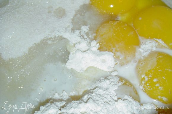 Коржи готовы и мы приступаем к приготовлению крема, для этого желтки растираем с сахаром, ванилином , мукой и 80 мл молока.