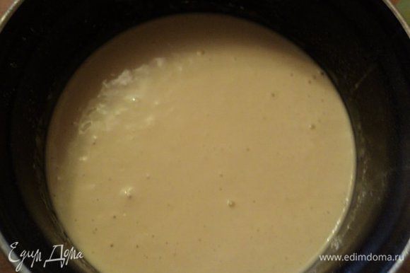 Для блинчиков яйца взбить с сахаром и солью, добавить постепенно муку и молоко.