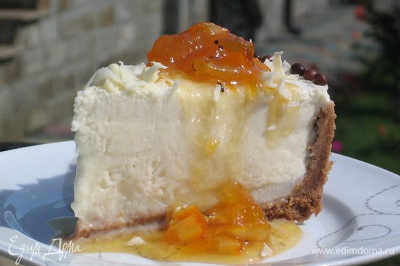 Дынный торт-мороженое готов! Подайте его с янтарным джемом из дыни (http://www.edimdoma.ru/retsepty/45506-yantarnyy-dzhem-pozdnee-leto) - превосходное сочетание! Угощайтесь и получайте наслаждение!