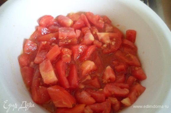 Для томатного соуса: Помидоры помыть и очистить от кожицы (опустив на несколько секунд в кипяток). Очистить чеснок. раздавить и выложит в кастрюльку с оливковым маслом, добавить помидоры, сахар и варить 10-15 минут, помешивая