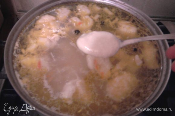 Набирать тесто смоченной в воде ч. л. и опускать в кипящий бульон. После этого варить суп еще 7-10 мин.