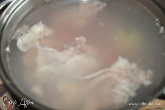 Куриные спинки вымыть, залить водой, поставить варить на не большой огонь, добавив очищенные лук и морковь, довести до кипения, снимая пену и варить 25-30 минут до готовности спинок.