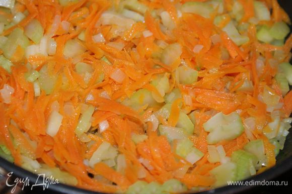 Морковь натереть на терке, лук мелко нарезать. Сельдерей нарезать пластинками. В сковороде разогреть растительное масло и обжарить овощи, 5 минут.