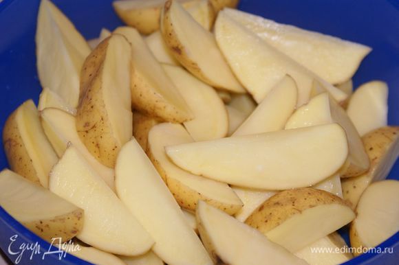Картофель хорошо вымыть и разрезать каждую картофелину на 6 частей.