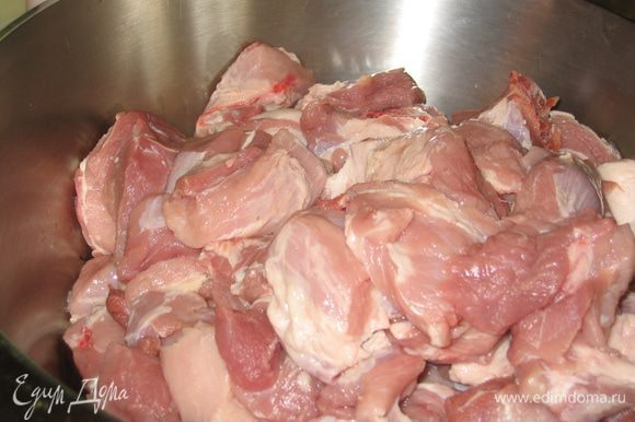 Мясо хорошо промыть и нарезать кубиками размером с половину кулака