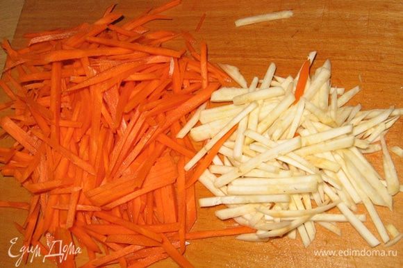 По рецепту суп варится на говяжем бульоне, но у меня бульон из настоящей домашней курочки, варить — не переварить!:) Но аромат от такого бульона — взрыв! Итак, в кастрюле имеем 2,5 литра бульона, сваренного по всем правилам (луковица, морковка, корень петрушки). Теперь лук режем полукольцами, морковь и сельдерей — соломкой.