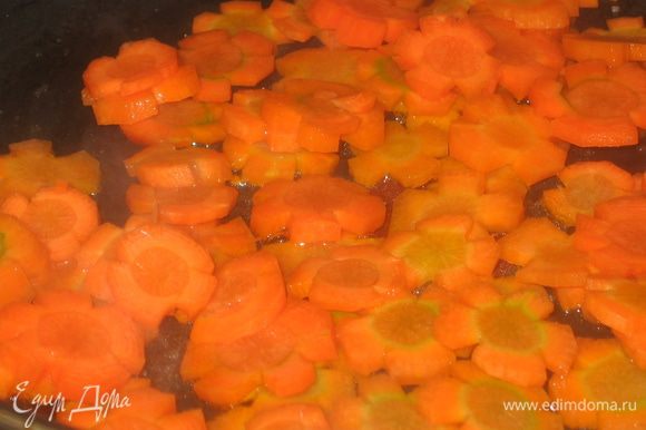 Морковь нарезать фигурно и также поджарить на топленом масле с добавлением сахара и соли