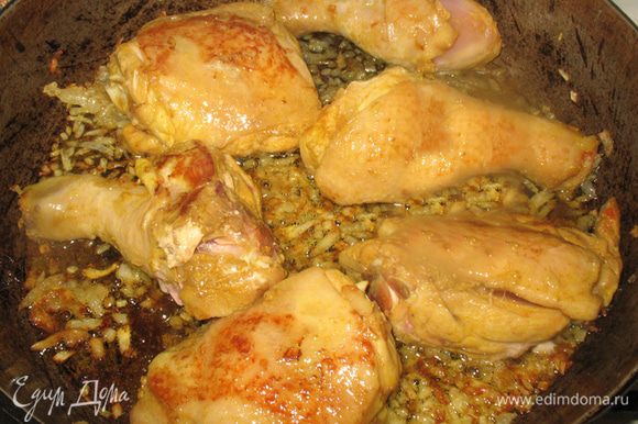 Добавить курицу к луку и обжарить с двух сторон до золотистого цвета (курочка должна стать румяной).