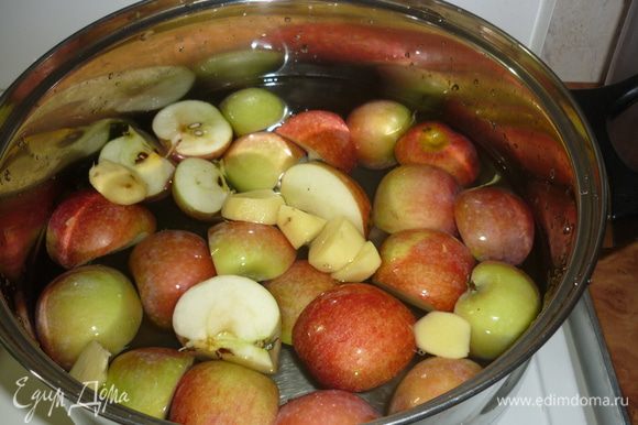 яблоки помыть, нарезать, залить водой, добавить очищенный и нарезанный имбирь. когда яблоки закипят, снять кастрюлю с огня и оставить настаиваться на пару часов.