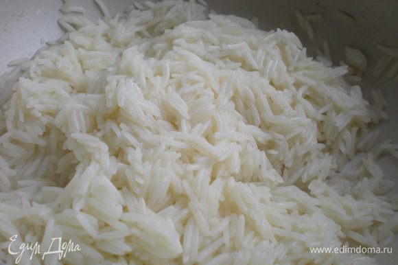 Рис тщательно промыть. Растопить масло на сковороде, добавляем рис и 2 стакана воды или мясного бульона. Посолить по вкусу. (см. фото шаг 2)