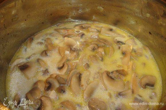 Затем влить молоко, накрыть крышкой и тушить еще 10 минут. Добавить к супу бульон, посолить, поперчить, варить еще 5–10 минут.