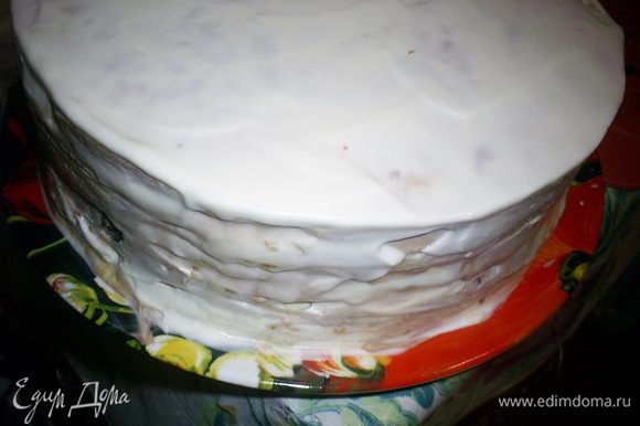 Если планируете украшать торт, то последний корж просто смазываем белым кремом и выравниваем поверхность. Бока торта обмазываем остатками белого крема.