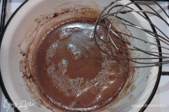 Пока кекс печется, готовим помадку: довести до кипения сливки, сливочное масло, сахар и какао. В готовую массу добавить тёртый миндаль.