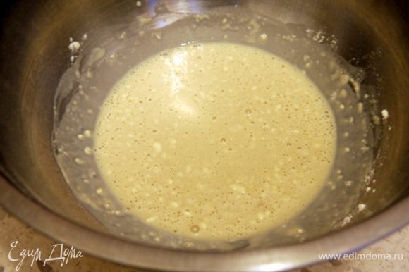 Приготовить опару. В тёплом молоке растворить дрожжи с чайной ложечкой сахара. Влить молоко в 50 гр пшеничной муки, перемешать и отсавить на 30 минут.