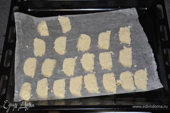 Деко застелить пекарской бумагой,смазать маслом и выложить на неё тесто (печенье на деко ложите с расстоянием, потому как в духовку тесто немного разойдется в стороны).