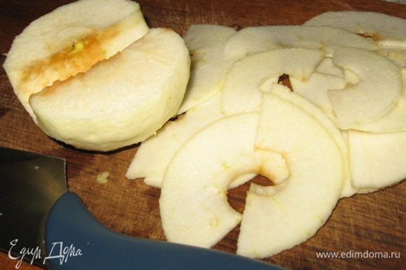 Яблоко очистить от кожуры и серцевинки. Разрезать пополам и нарезать тонкими дольками.