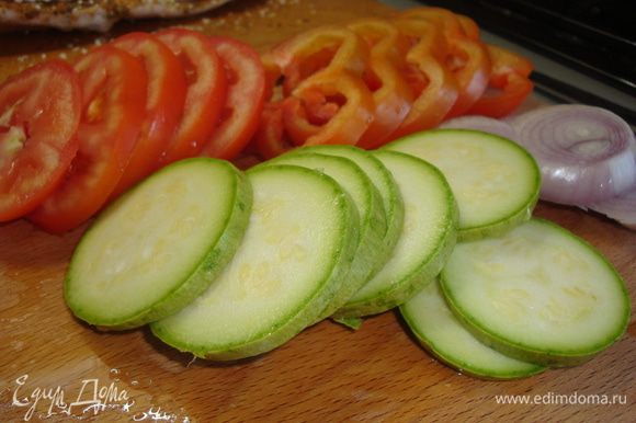 Овощи вымыть и просушить, нарезаем всё кружочками (лук, перец, кабачок, помидор).