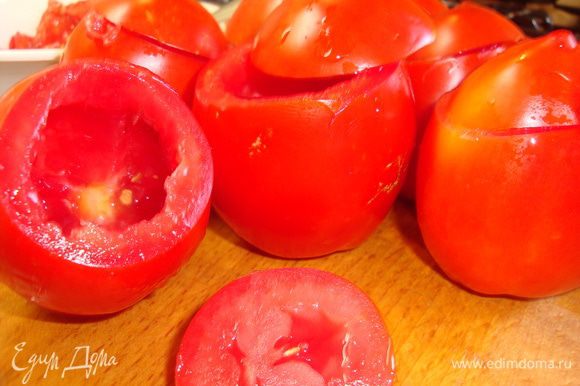 С помидоров срезать "крышечку" и ложкой выбрать мыкоть.