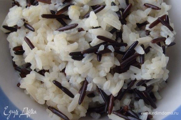 Отварить рис до состония "аль денте". Если будете использовать дикий рис, то проварите его минут 5, а затем добавьте белый рис)