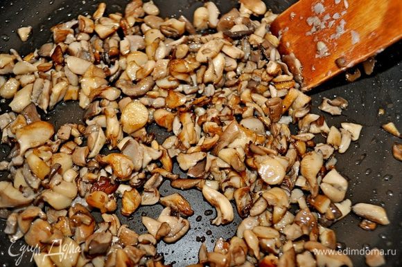 В сковороде разогреть 2 ст.л. оливкового масла и обжарить в нём помешивая грибы до золотистого цвета.
