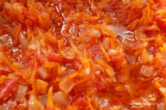 Теперь приготовим овощную заправку: морковь и помидоры натереть на крупной терке, лук нарезать мелким кубиком. Нагреваем на небольшом огне сковороду, наливаем растительное масло и сначала слегка обжарим лук 2-3 минуты, затем добавим морковь и помешивая обжариваем пока лук станет желтого цвета от сока моркови, добавляем помидоры, перемешать и тушить, пока испарится половина жидкости.Посолить,добавить щепотку сахара,молотый перец,перемешать,выключить огонь.