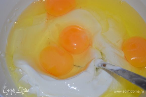 Для начинки венчиком взбить сметану с яйцами, ванильным сахаром, ванилином и с обычным сахаром, до однородности.