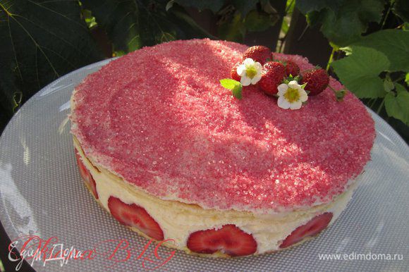Верх торта украсить цветным сахаром или тертым шоколадом.