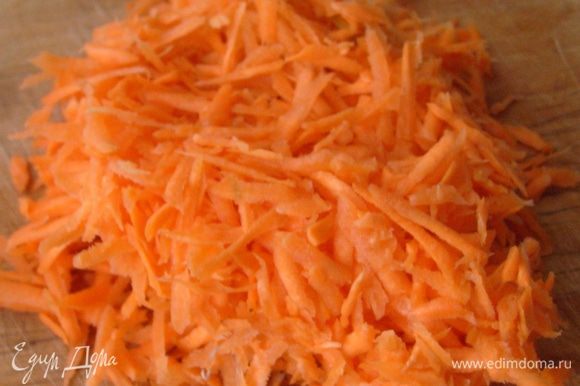 4. Морковь почистить и натереть на крупной овощной терке