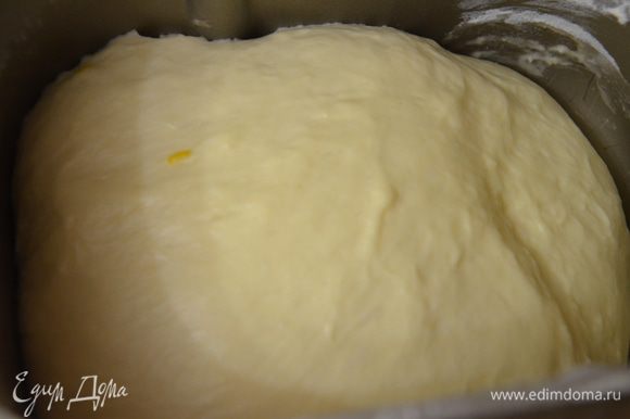 Замесить тесто(замешиваю в хлебопечке,в режиме(Пицца).Для этого в теплое молоко раскрошить дрожжи,добавить 1 ст.л. сахара..Оставить минут на 10.Муку просеять,добавить оставшийся сахар,щепотку соли,растопленное сливочное масло,лимонную цедру,яйцо.Влить молоко с дрожжами.Замесить тесто и оставить подходить,когда подойдет обмесить и дать подойти еще раз.После чего можно приступать к приготовлению роллов.Для приготвления теста в хлебопечи,все приготовить так же ,поставить на режим"Пицца",после того как приготовление теста в этом режиме закончится,оставить тесто в хлебопечи еще минут на 10.