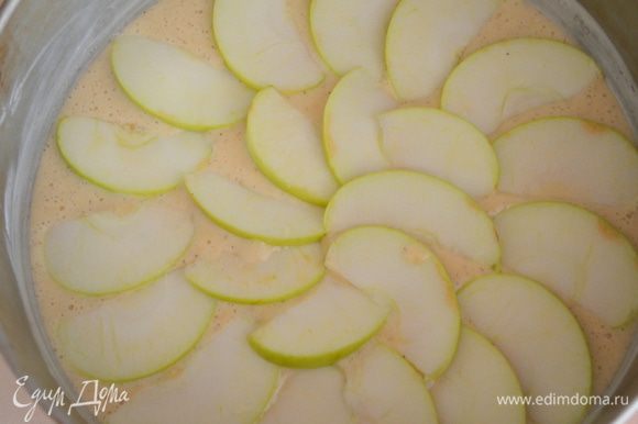 Яблоко помыть, убрать сердцевинку, нарезать на дольки и красиво уложить их на тесто, слегка вдавливая.