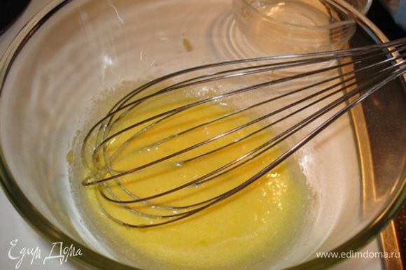 Духовку разогреть до 220°C. Форму смазать сливочным маслом. Желтки отделить от белков. Затем растереть желтки с сахаром.