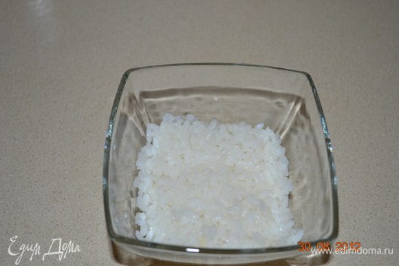 Рис отварить и выложить в креманку. Покрыть майонезом.