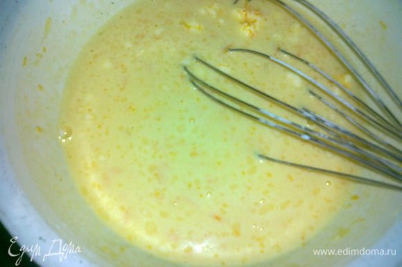Яичные желтки растереть с частью сахара, добавить муку, тертую цедру апельсина, масло, влить теплое молоко и, при непрерывном помешивании, проварить смесь до загустения,остудить