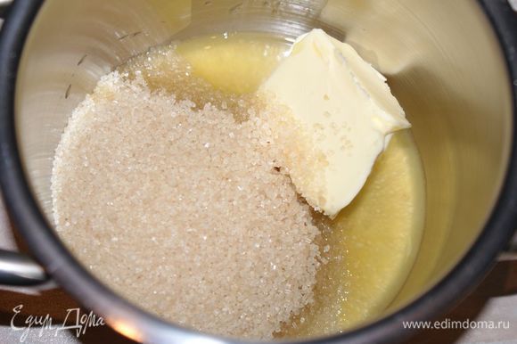 В отдельную кастрюльку положить масло, коричневый сахар и апельсиновый сок. Проварить помешивая 2-3 минуты. Вылить карамель в форму.