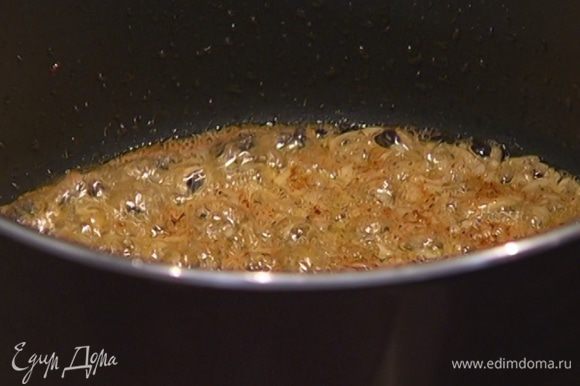Разогреть в глубокой и широкой посуде сливочное и оливковое масло и обжаривать лук до золотистого цвета.