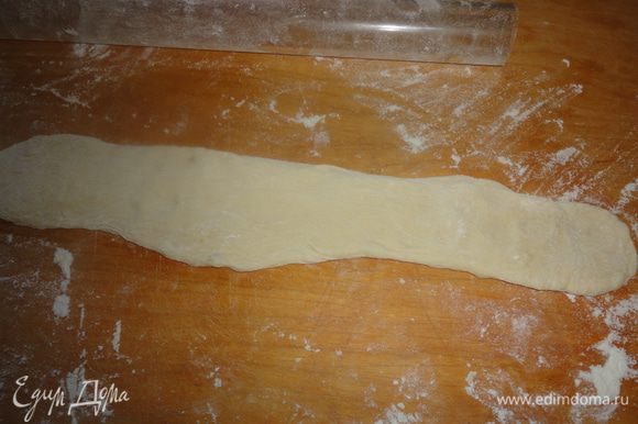 Раскатать тесто в длинную полоску.