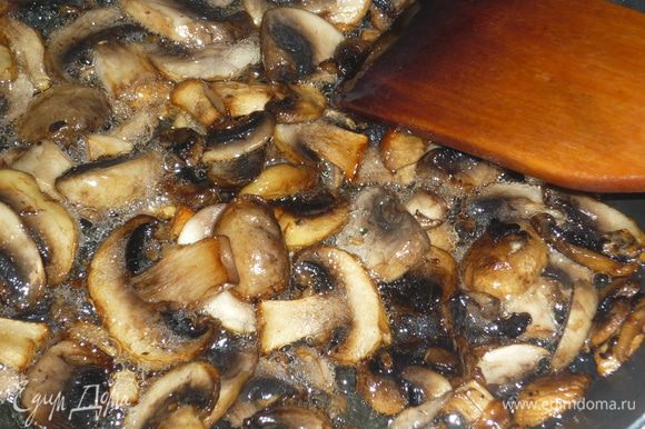 пока подходит тесто, готовим начинку. обжариваем грибы на растительном масле